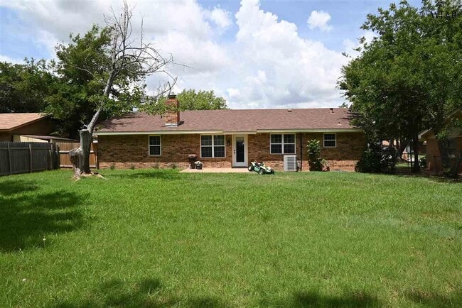 Building Photo - 5707 Hooper Dr