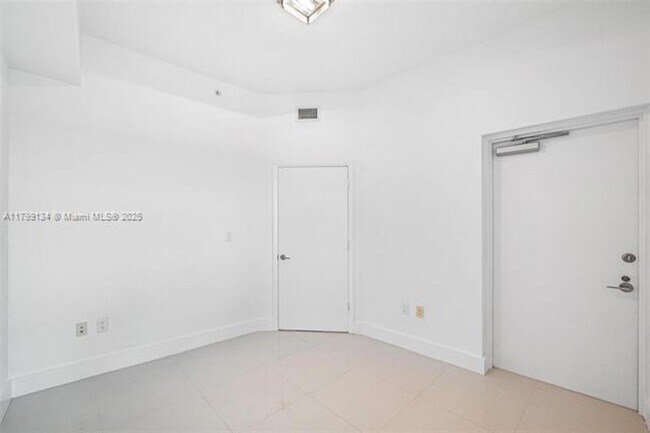 Building Photo - 2020 N Bayshore Dr