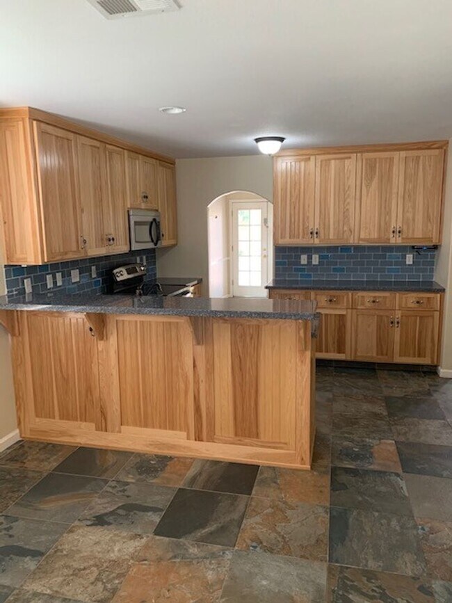 Building Photo - 5 Bedroom 3 Bath Home Available NOW!
