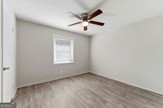 Building Photo - 558 College St