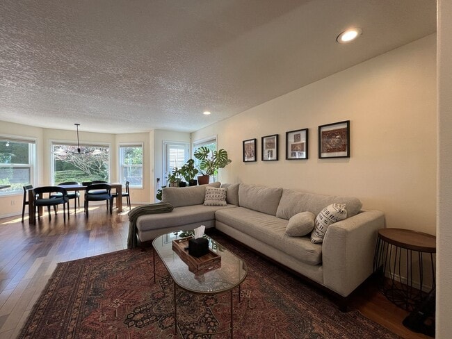 Building Photo - Stunning Bull Mountain Home with Gourmet Kitchen & Luxurious Primary Suite Retreat