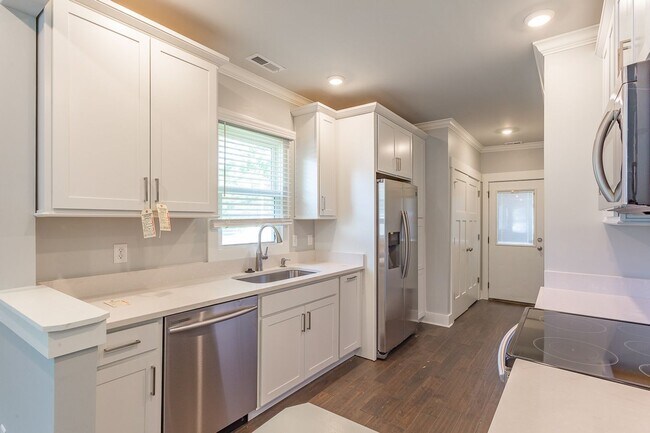Building Photo - Beautiful & Updated Ridgedale Home!