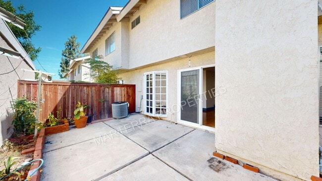 Building Photo - 2-bedroom Townhome in Irvine!