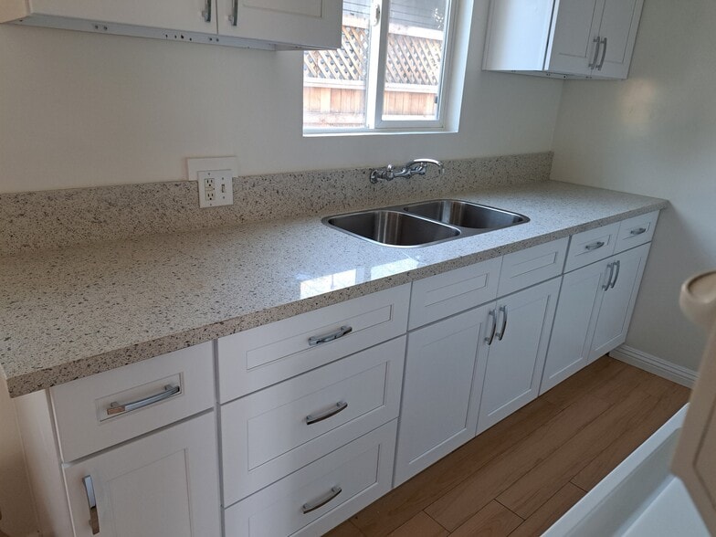 Building Photo - 630 Westbourne Dr