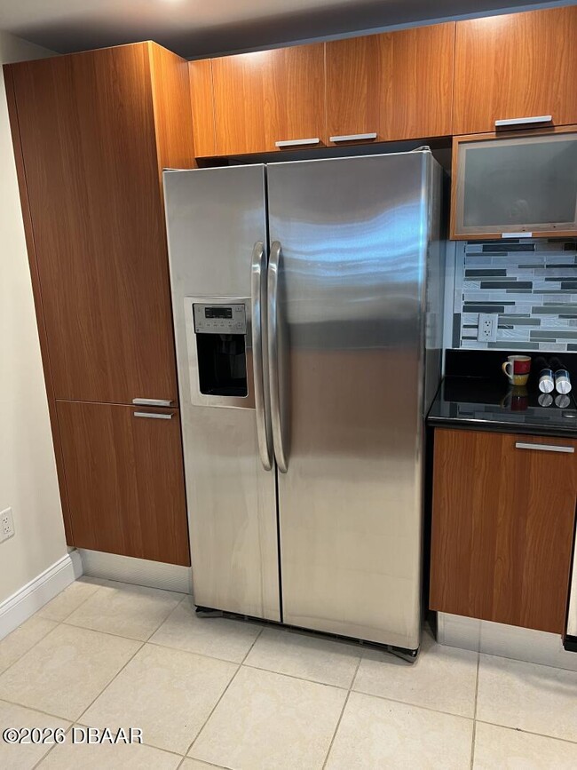 Building Photo - 241 Riverside Dr