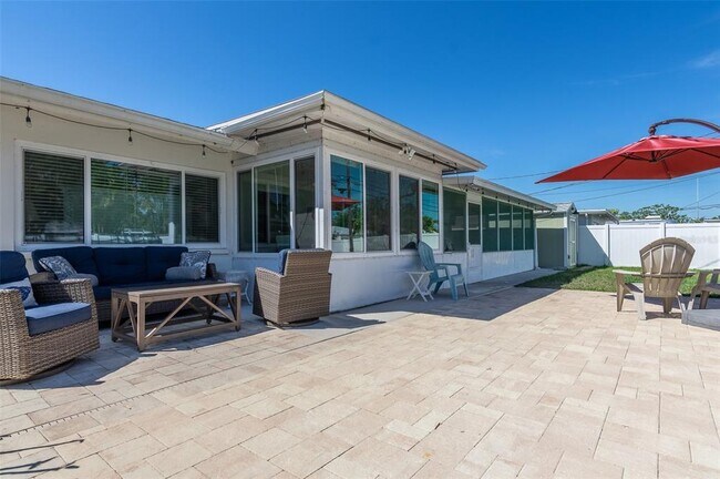 Building Photo - 731 44th Ave NE