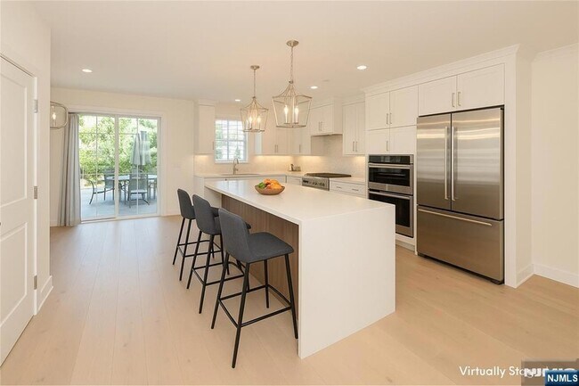 Building Photo - 31 Hearthstone Ct