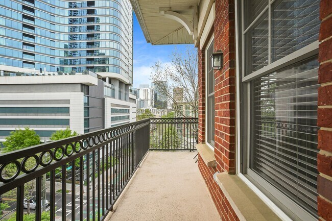 Building Photo - 2 Bedroom Unit in Midtown Neighborhood of Atlanta