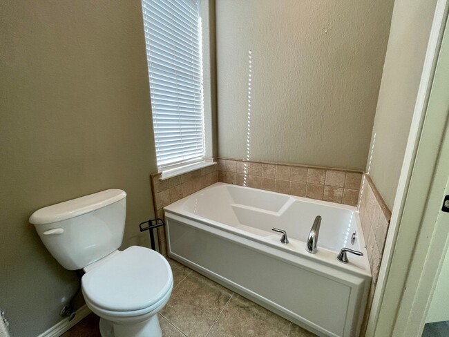 Building Photo - 5690 Nicole Ln