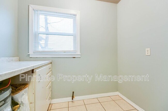 Building Photo - 2205 Live Oak St