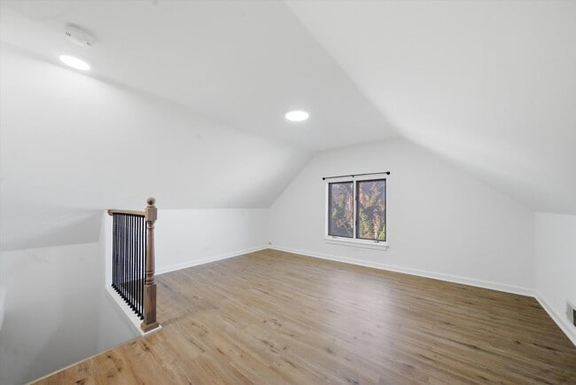 Building Photo - 3037 N Southport Ave