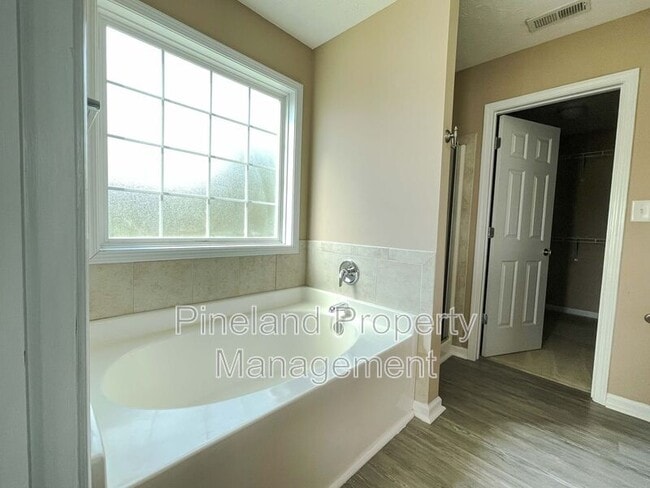 Building Photo - 395 Americana Dr