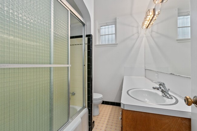 Building Photo - 4bd/2ba Seattle Home