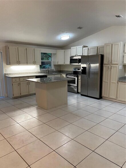 Building Photo - 16039 Grass Lake Dr