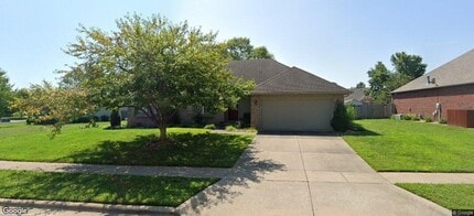 Building Photo - 812 E Spring Dr