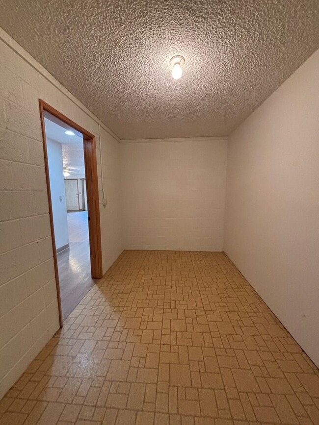 Building Photo - 3 bedroom, 2 bath home in Newberg