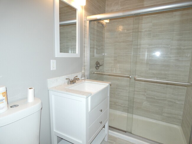 Building Photo - 4700 N Bristol Ave