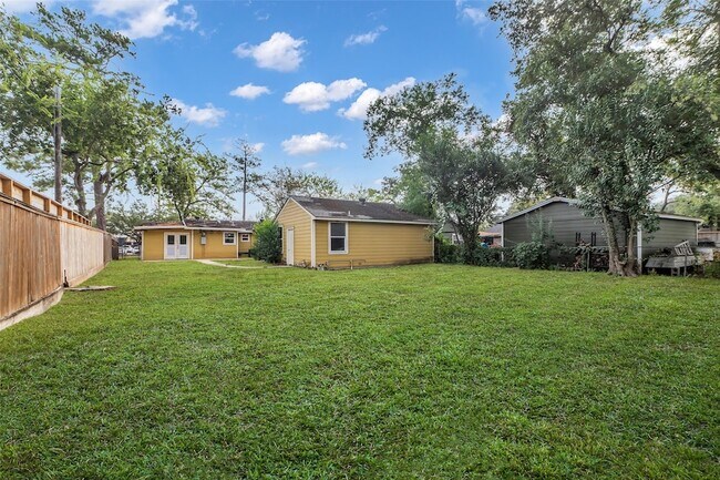 Building Photo - 4303 Piney Woods Dr