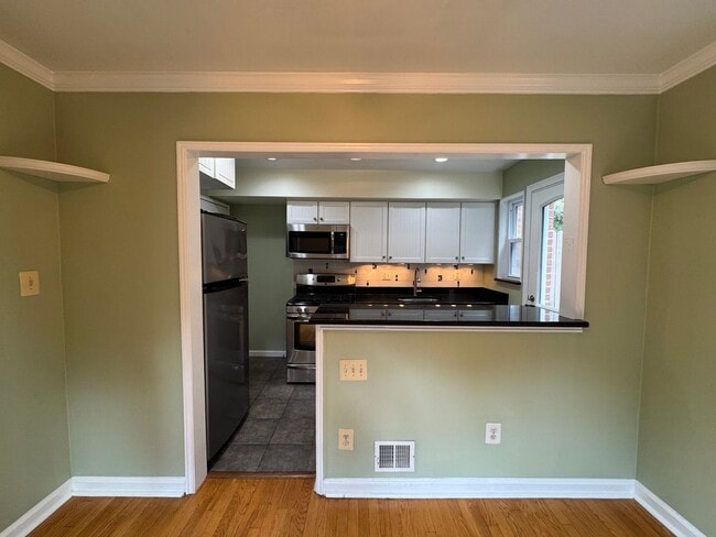 Building Photo - Beautiful 2 Bed 2 Bath Semi-Detached Brick...