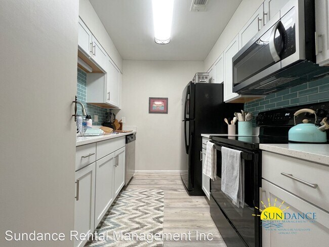 Building Photo - 3 br, 2 bath House - 611 Colonial Drive #8