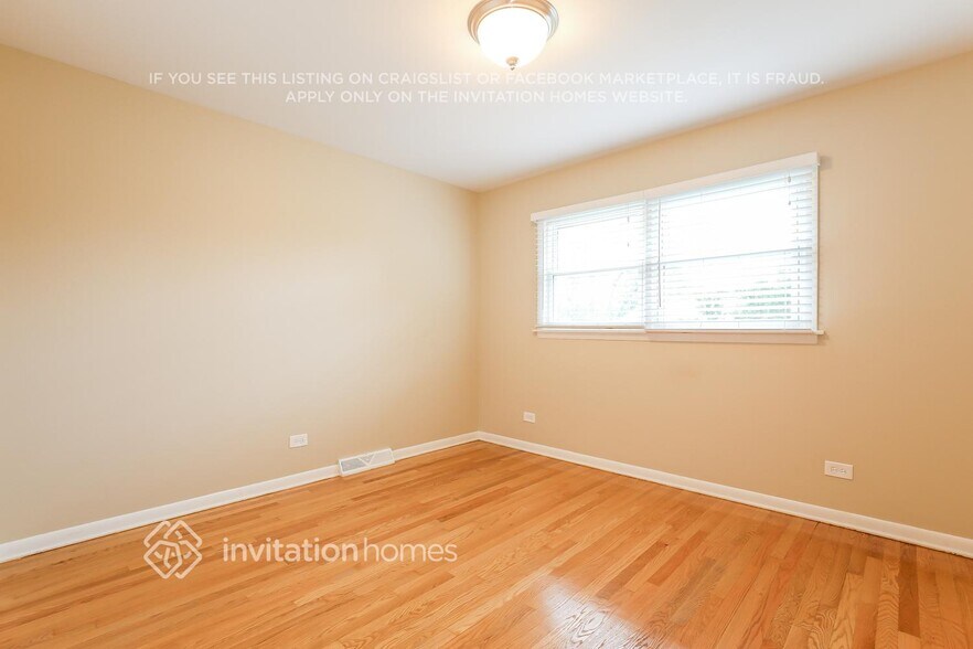 Building Photo - 10801 Kolmar Ave