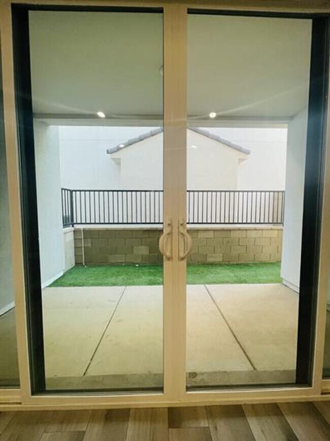 Building Photo - Desert Color Townhome!