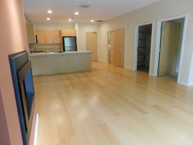 Building Photo - Fall Special $300 Off First Full Mo.-Beaut...