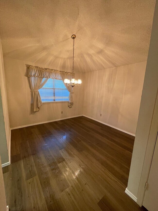 Building Photo - 3108 Creekwood Ln