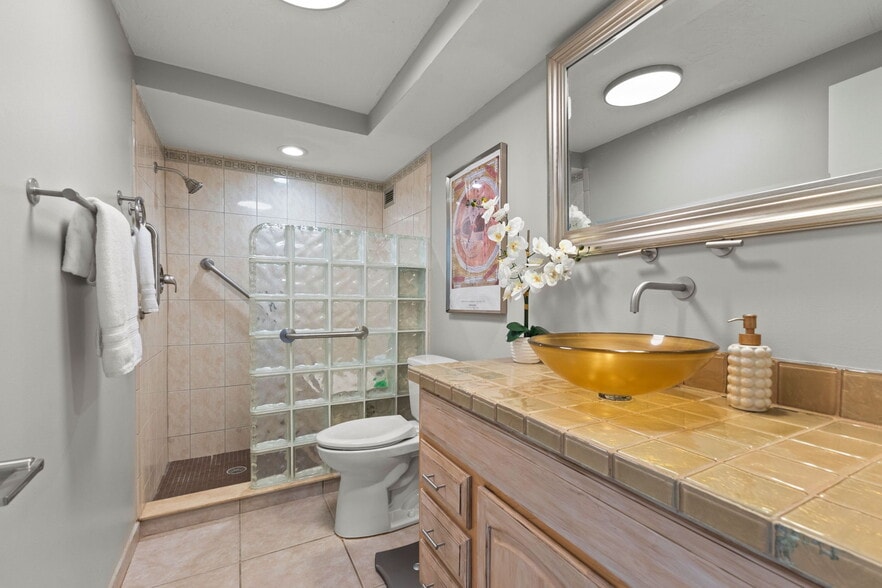 Master Bathroom - 1111 N Gulfstream Ave