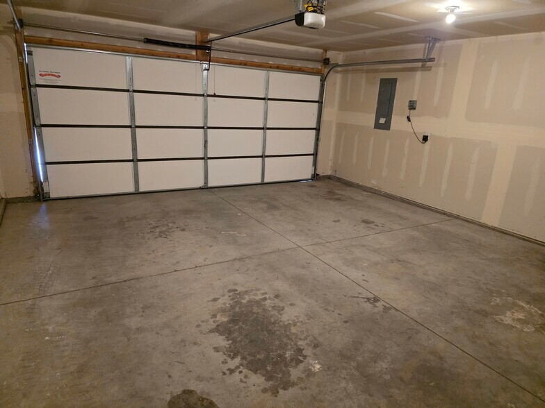 Building Photo - 287 Noble St