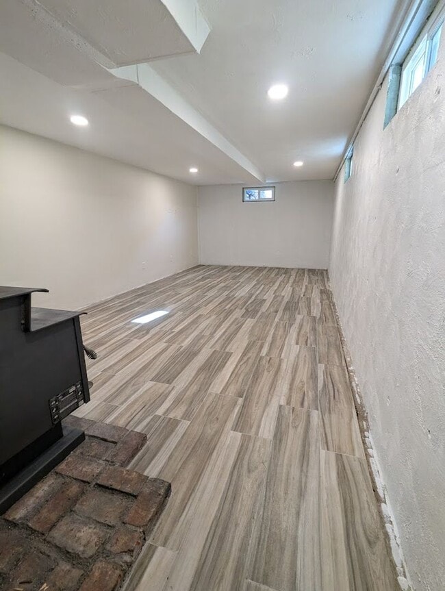 Building Photo - Fabulous 4 Bedroom 2 Bath House with Big F...
