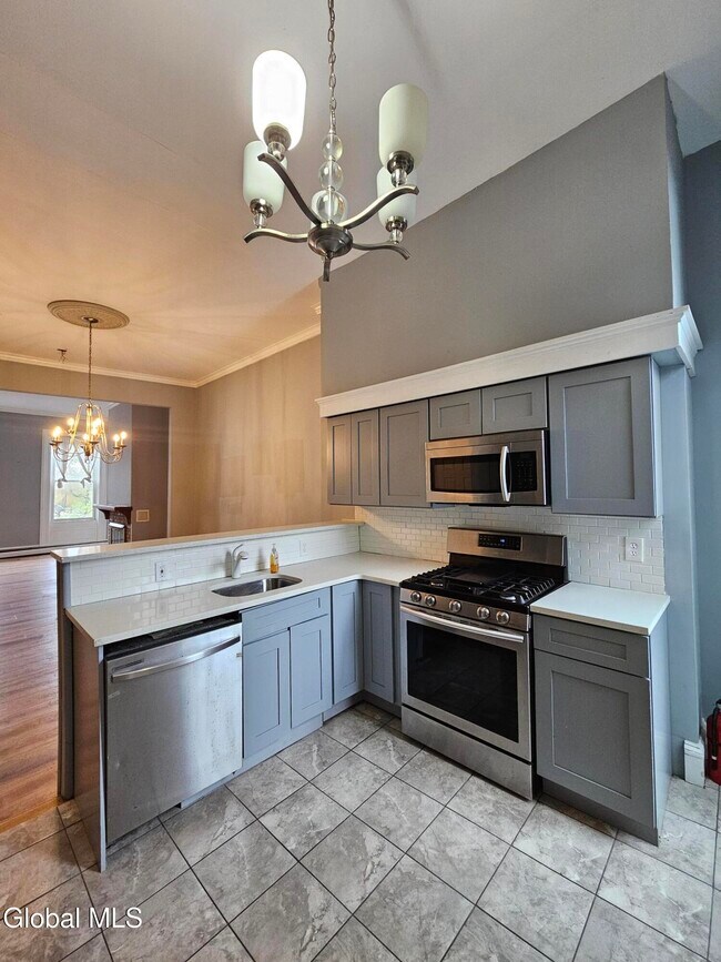 Building Photo - 32 1st St