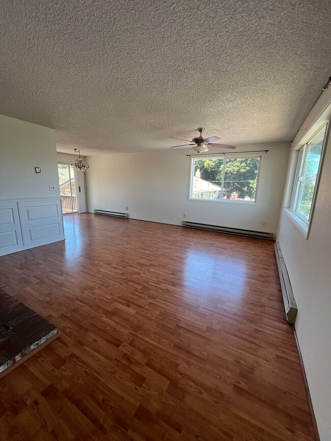 Building Photo - 4 Bedroom, 2 Bathroom Home - With Large Bo...