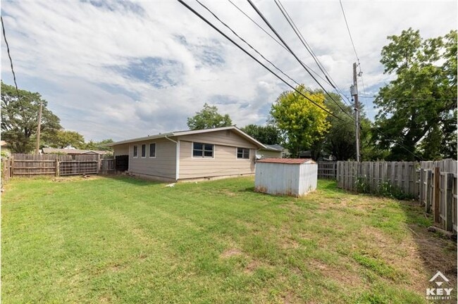 Building Photo - 2807 W Maxwell Ave