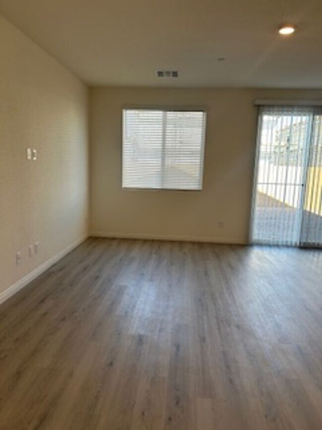 Building Photo - Spacious New Home with 5 Bedrooms in Hende...