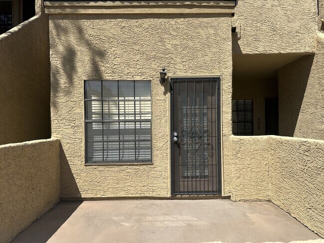 Building Photo - ELLIOT PLACE CONDOMINIUMS UPDATED/REMODELED GROUND FLOOR 1 BED PLUS DEN UNIT WITH 1 CAR GARAGE