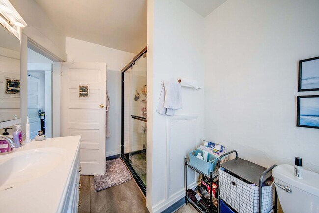 Building Photo - Ultimate 6-Bedroom House with Amazing Front Porch!