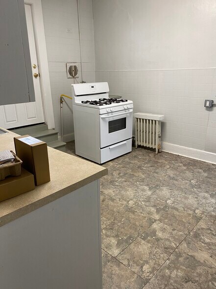 Building Photo - 85 Westbury Ave