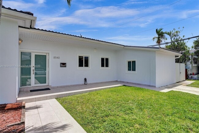 Building Photo - 8540 SW 20th St