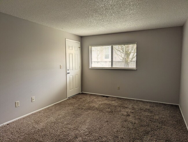 Building Photo - Beautifully Upgraded Duplex Tigard