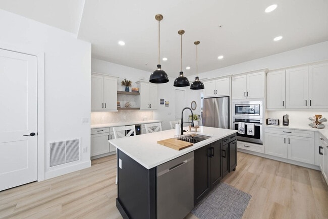 Building Photo - 225 Strand Dr