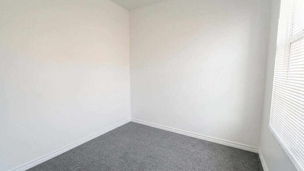 Building Photo - 5807 Hobart St