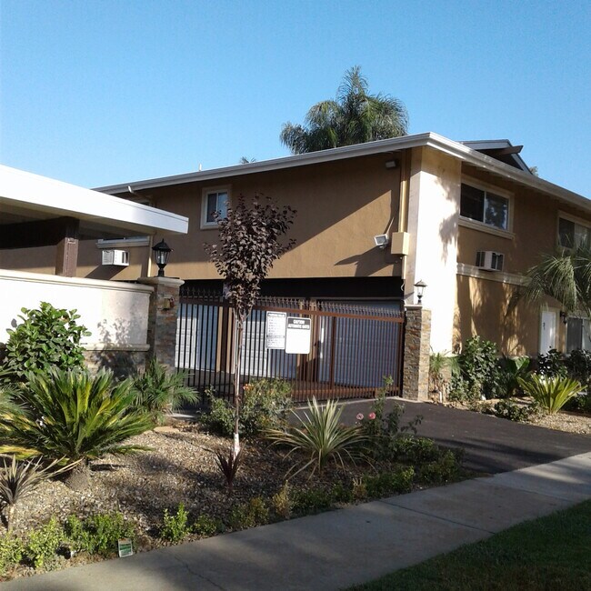 Building Photo - 1001 Pine Ave