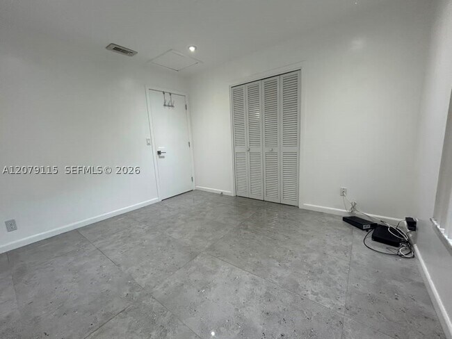 Building Photo - 112 Fox 2-50