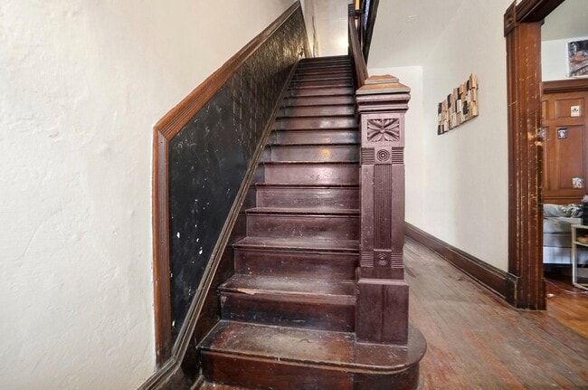 Building Photo - 6 bed/2 bath on Rohs St., Mins. from UC for Only $650/pp ($3900/mo)!