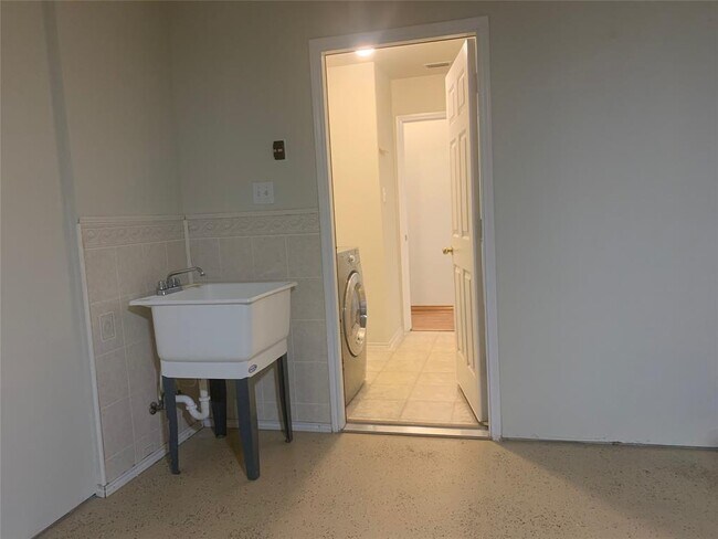 Building Photo - 313 Foreston Dr