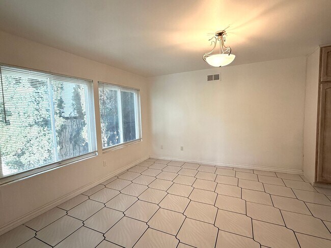 Building Photo - 4 Bedroom 2 Bathroom home available for re...