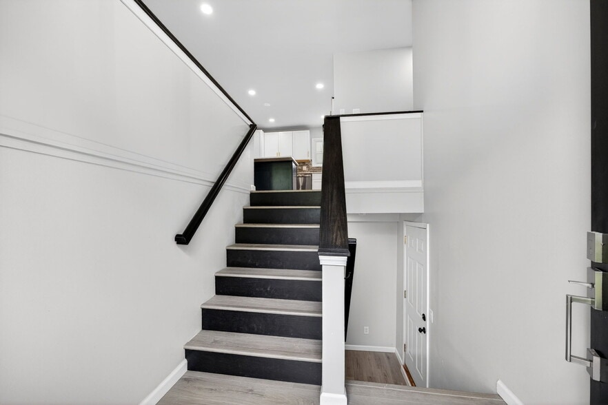 Stairs (Up) - 3200 Schaffner Dr