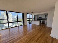 Building Photo - 600 NE 36th St