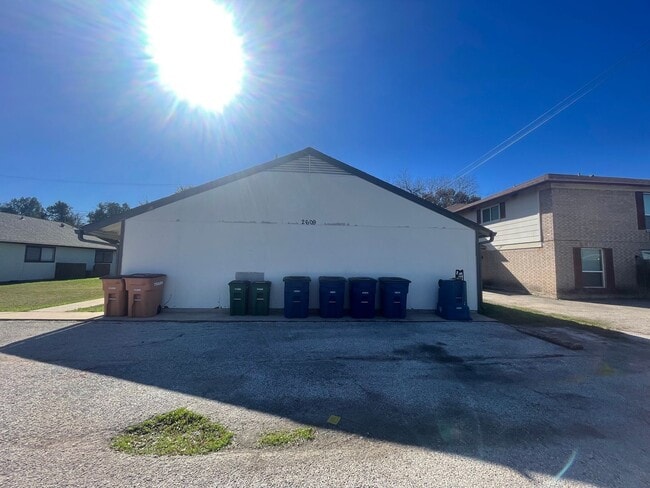 Building Photo - 2607 Ektom Dr